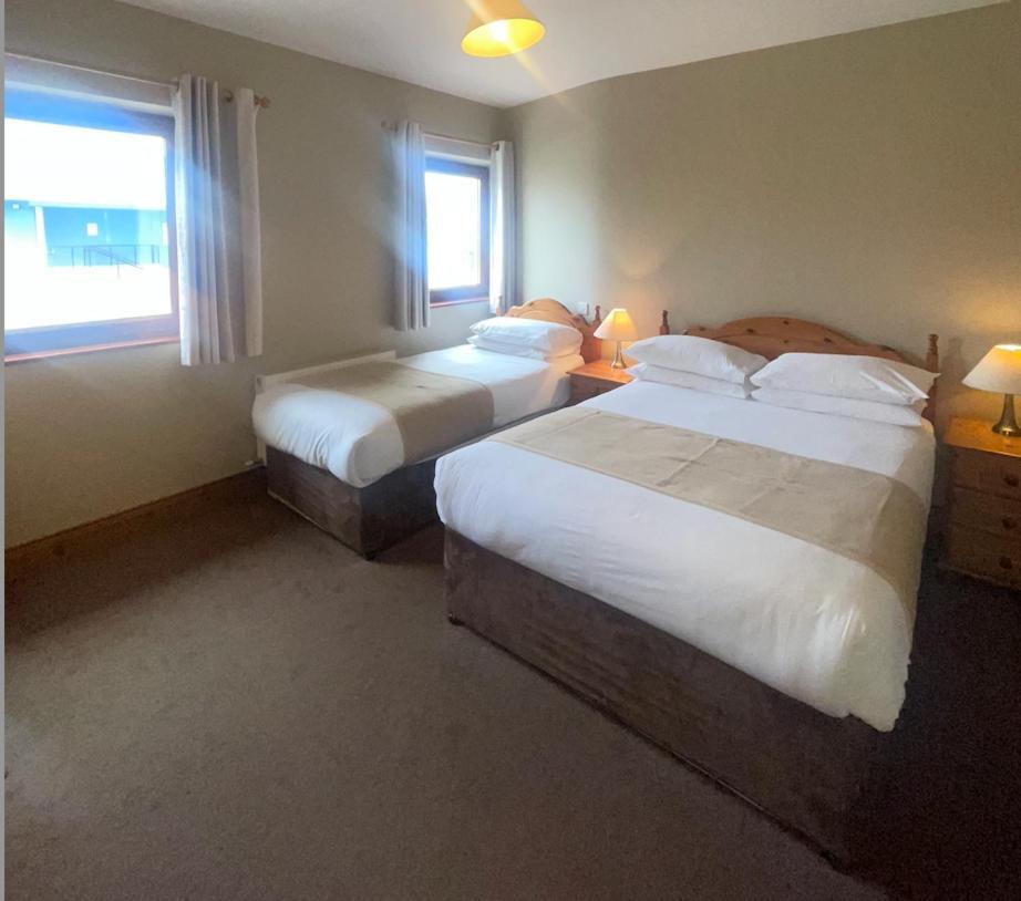 Dingle Harbour Nights Hotel Bagian luar foto