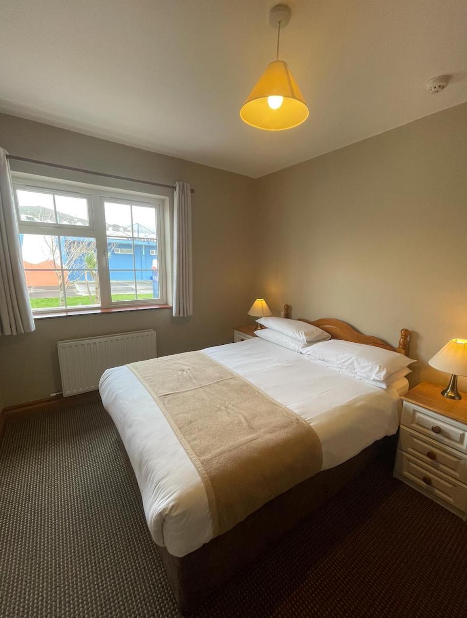 Dingle Harbour Nights Hotel Bagian luar foto