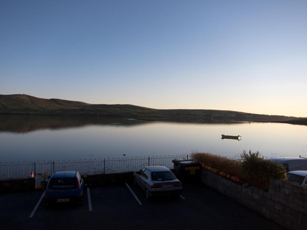 Dingle Harbour Nights Hotel Bagian luar foto